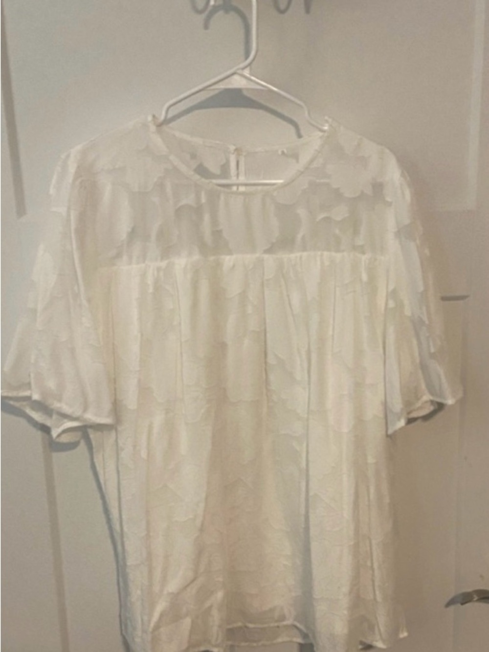 Women's White Floral Texture Short-Sleeve Blouse